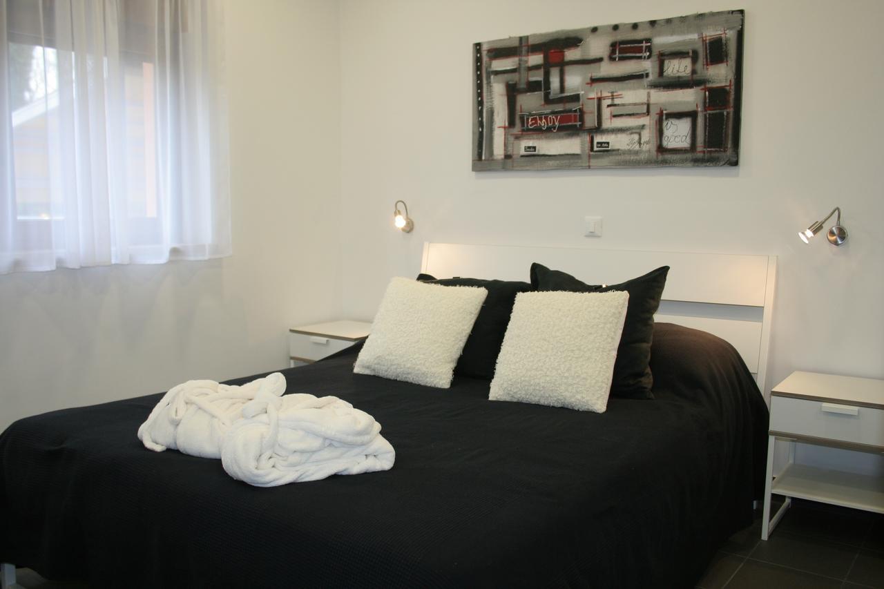 Zimmer mit Kingsize-Bett und Whirlpool